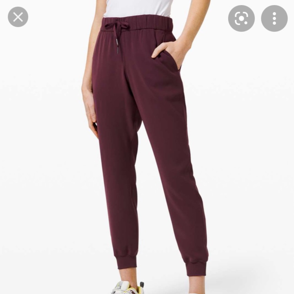 On the Fly Jogger Woven in Garnet